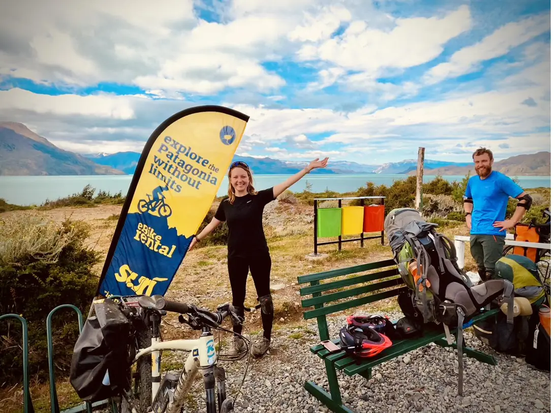 Viajeros con sus bicicletas cargadas a orillas del lago, en Candelario Mancilla