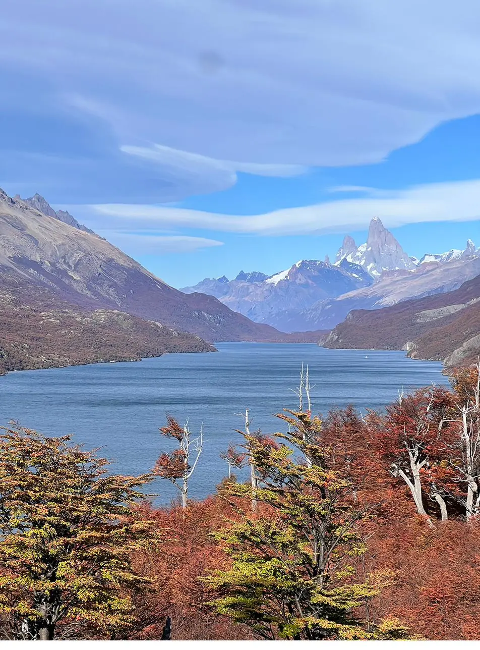 El Fitz Roy asoma sobre el Lago del Desierto, con lengas rojas de otoño