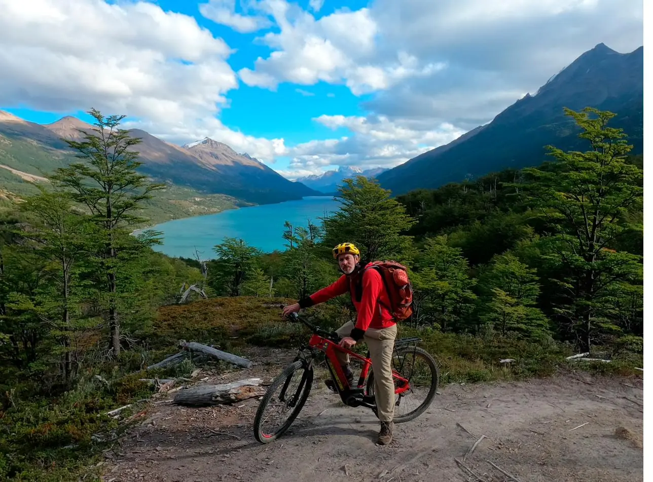 Un ciclista con su e-bike en un mirador sobre el Lago del Desierto